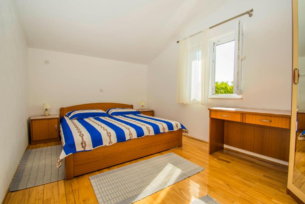 Postel nebo postele na pokoji v ubytování Apartment Gianni only 70m from the sea, island Pag