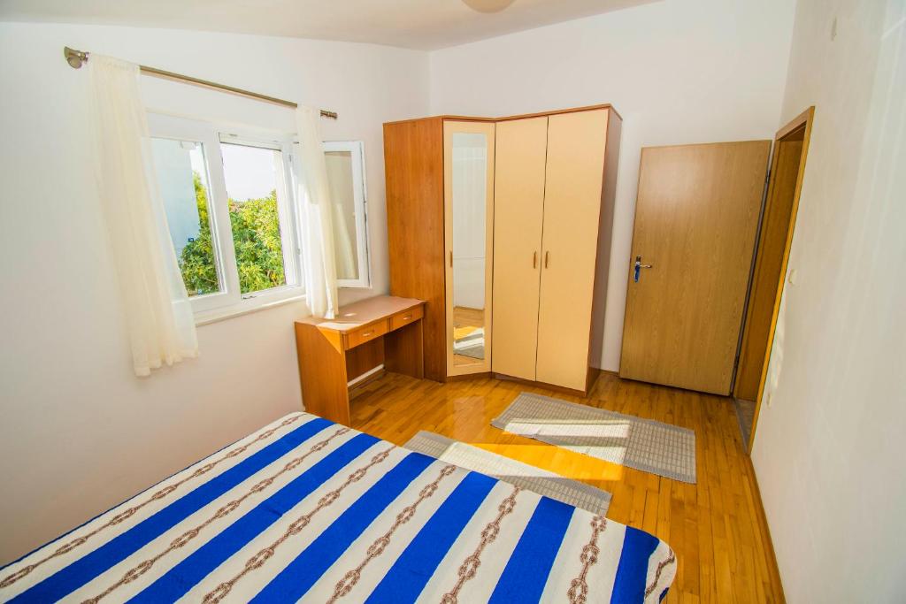 Postel nebo postele na pokoji v ubytování Apartment Gianni only 70m from the sea, island Pag