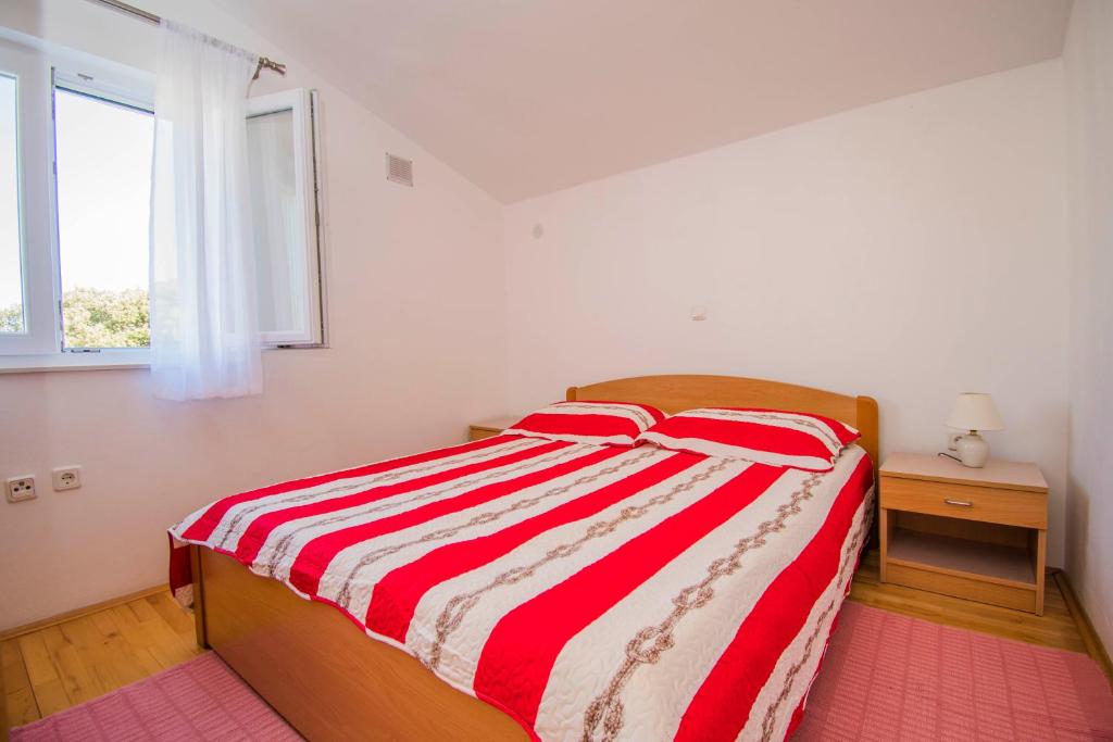 Postel nebo postele na pokoji v ubytování Apartment Gianni only 70m from the sea, island Pag