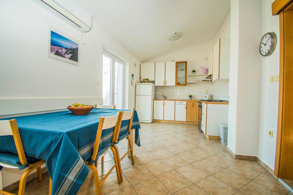 Kuchyň nebo kuchyňský kout v ubytování Apartment Gianni only 70m from the sea, island Pag