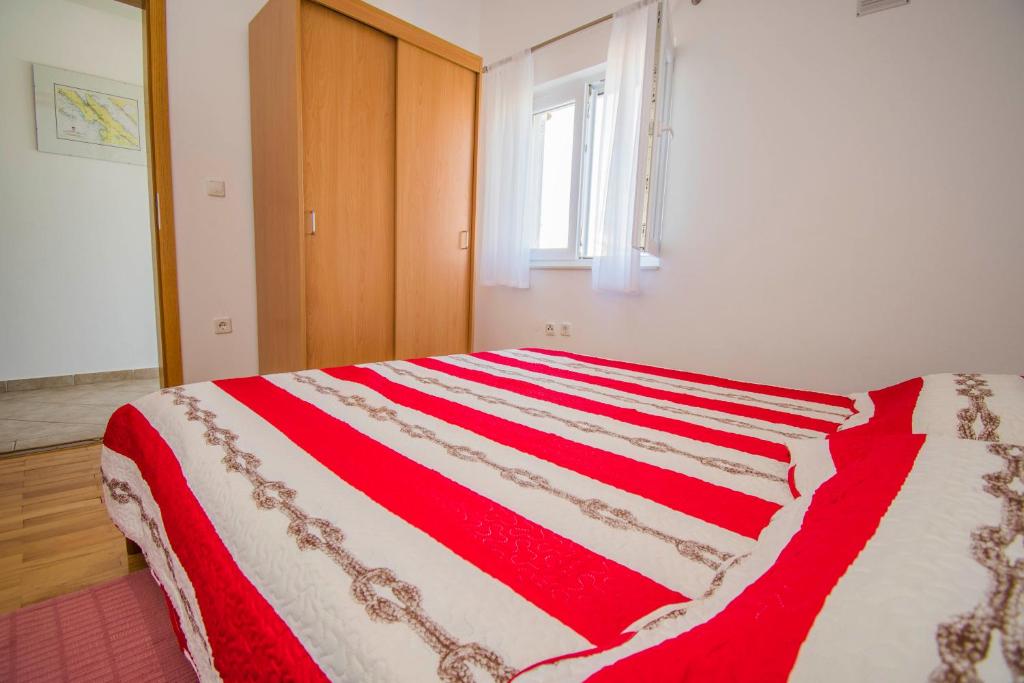 Postel nebo postele na pokoji v ubytování Apartment Gianni only 70m from the sea, island Pag
