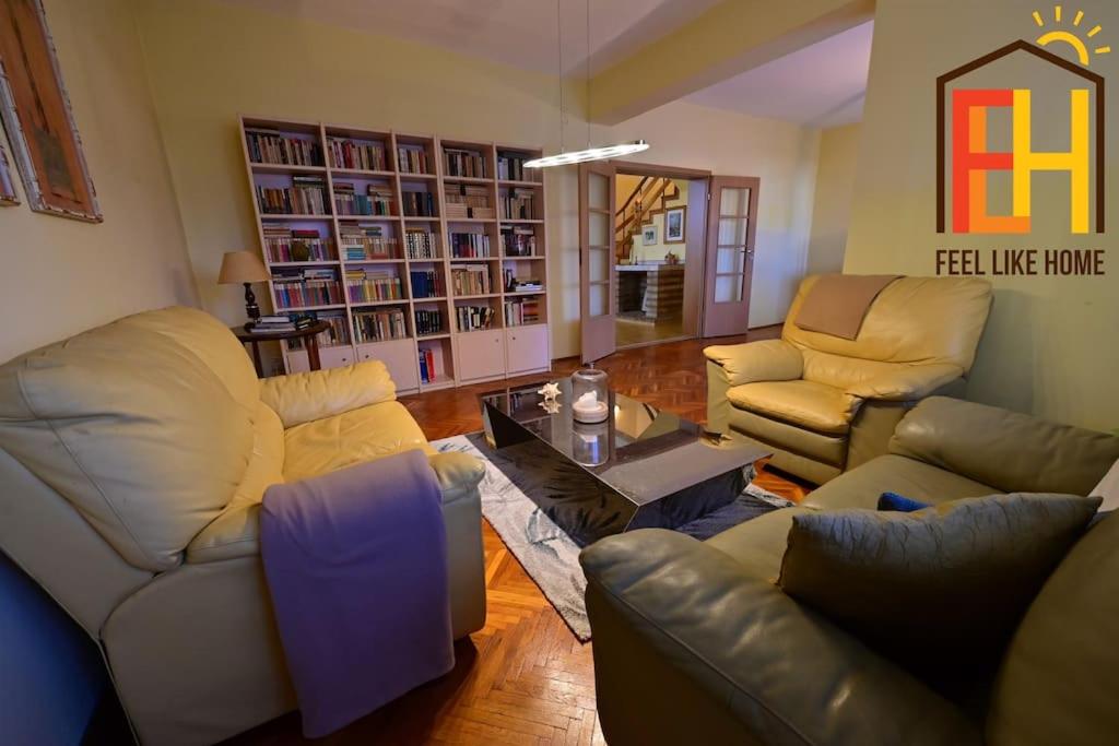 uma sala de estar com sofás e uma mesa em FLH - Wadema Villa em Sibiu