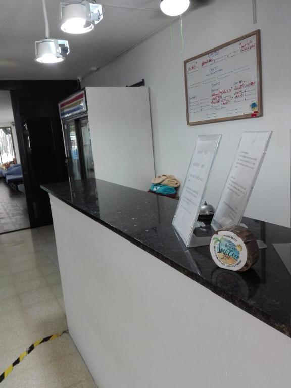 un bancone della cucina con piano di lavoro nero di Hostal Loco Coco Loco a Città di Panama