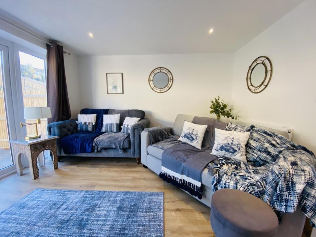 uma sala de estar com uma cama e um sofá em Family Home in Seaside Town em Hastings