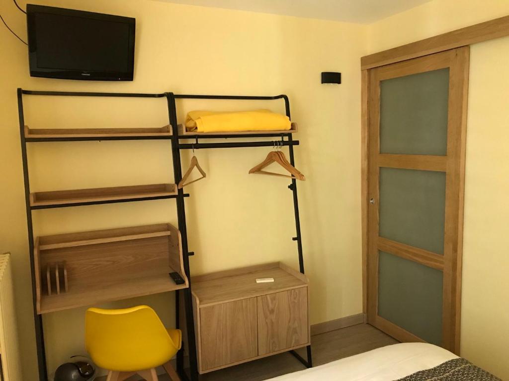 Postel nebo postele na pokoji v ubytování Hostellerie Le Mirabeau