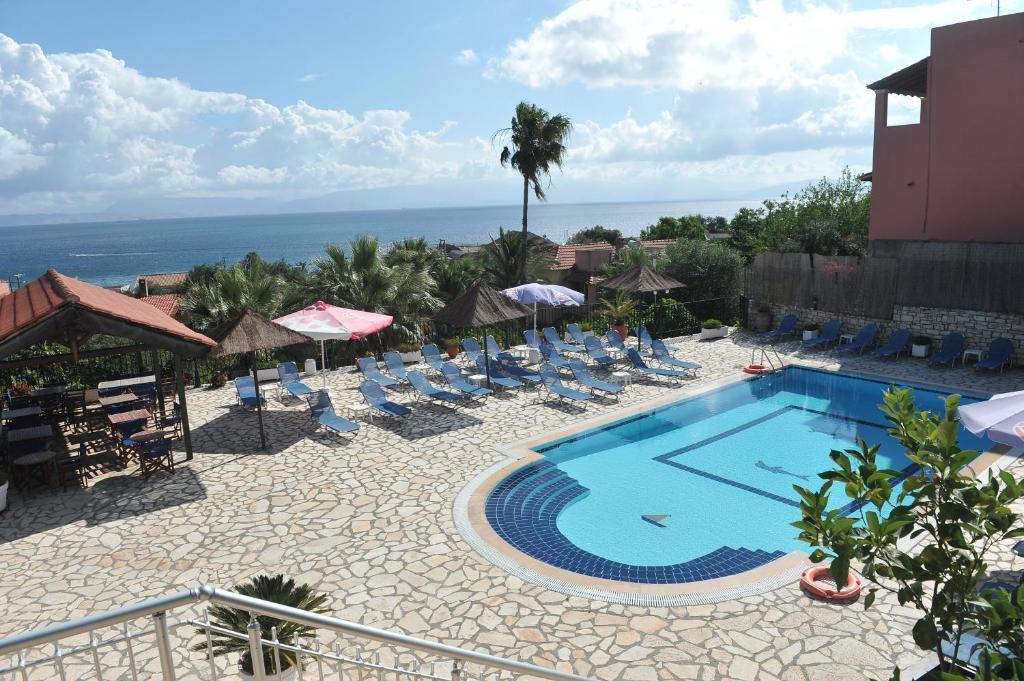 Bazén v ubytování Kerkyra Beach Hotel & Apartments nebo v jeho okolí
