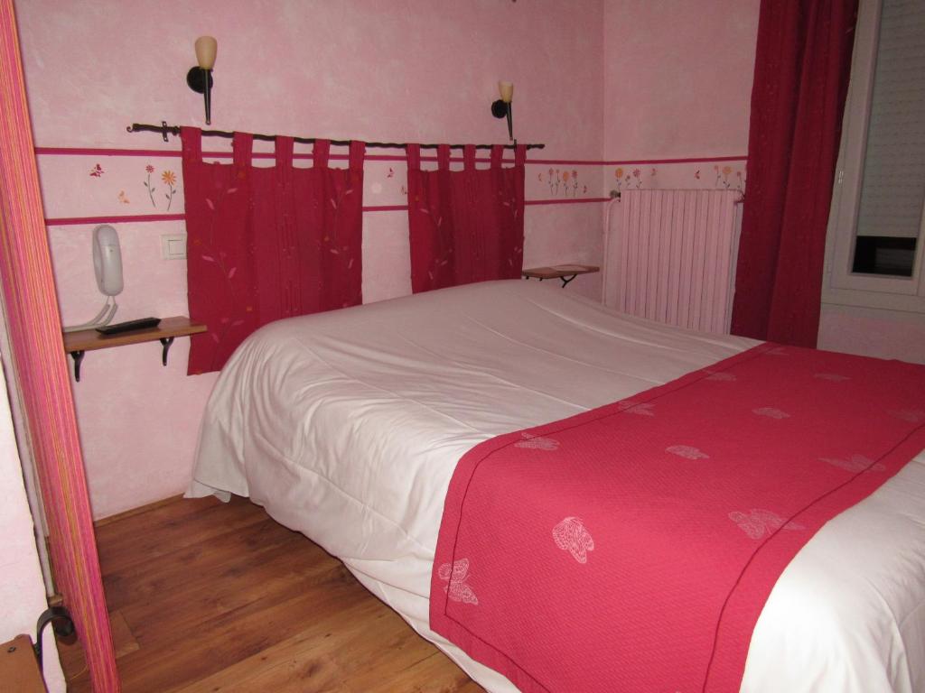 Postel nebo postele na pokoji v ubytování Hostellerie Le Mirabeau