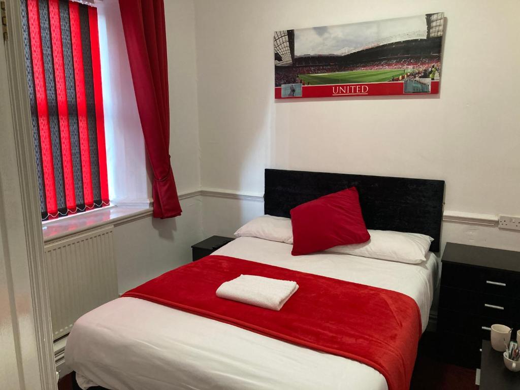 Postel nebo postele na pokoji v ubytování Old Trafford Stadium Hotel