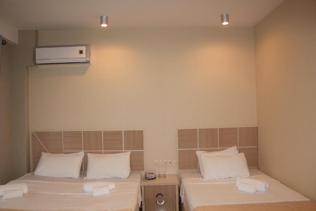 Postel nebo postele na pokoji v ubytování Legacy Hotel