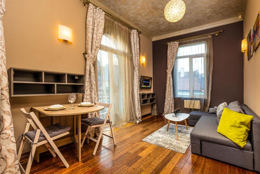 普羅夫迪夫的住宿－1BD Apartment with a Cute Balcony in Kapana，客厅配有沙发和桌子