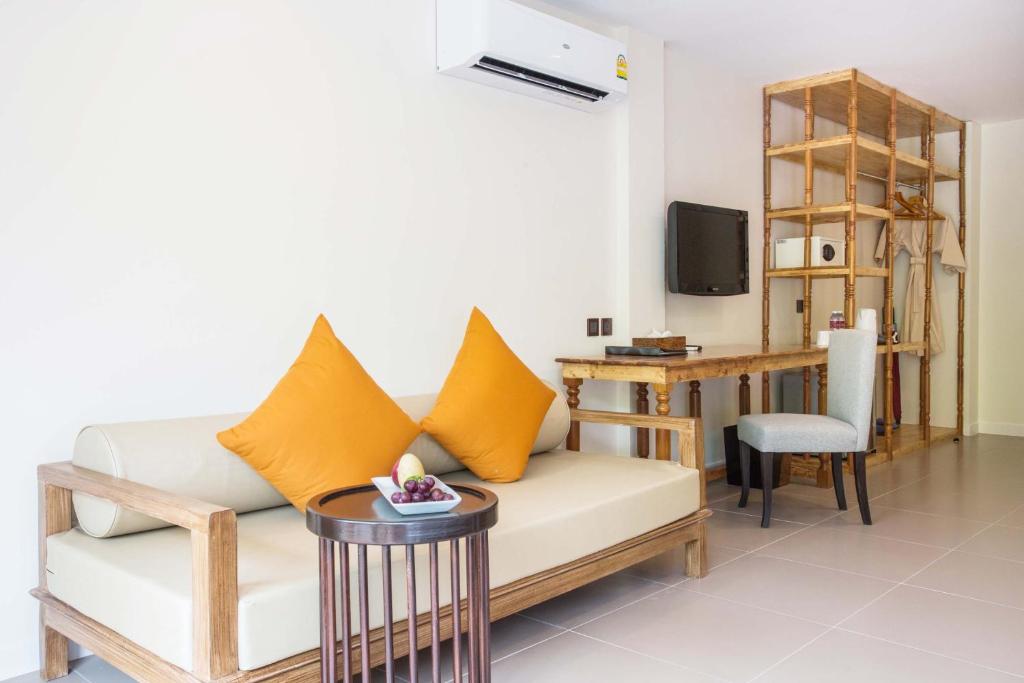 Ein Sitzbereich in der Unterkunft Arinara Beach Resort Phuket - SHA Extra Plus