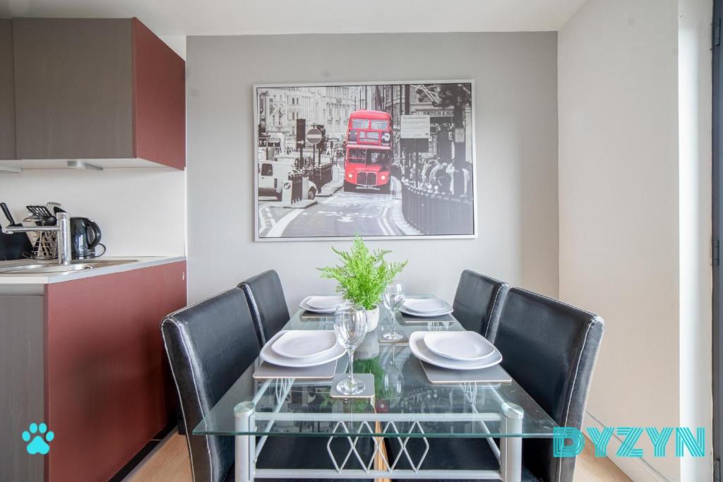 The East Lock - 2 Bed Deluxe Serviced Apartment - Near The Film Studios - Underground Parking - By D