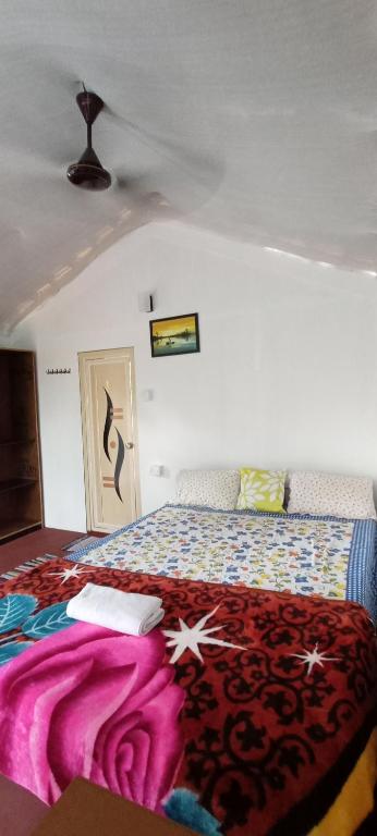Voodi või voodid majutusasutuse SHIV SAI HUTS toas