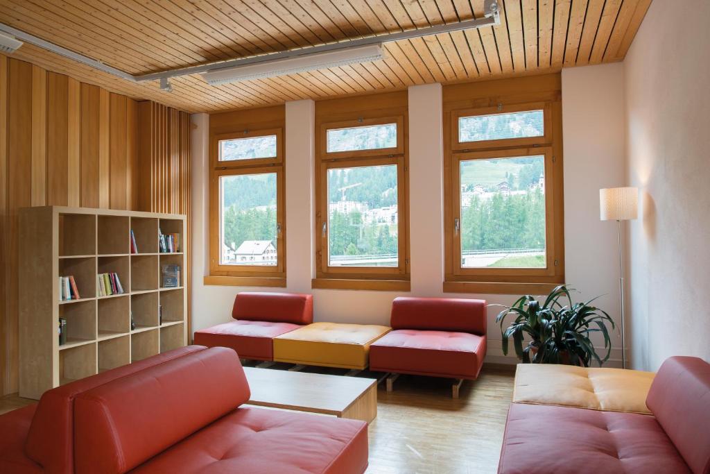 Posezení v ubytování Pontresina Youth Hostel