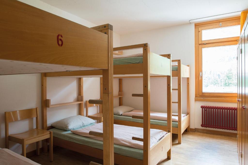 Postel nebo postele na pokoji v ubytování Pontresina Youth Hostel