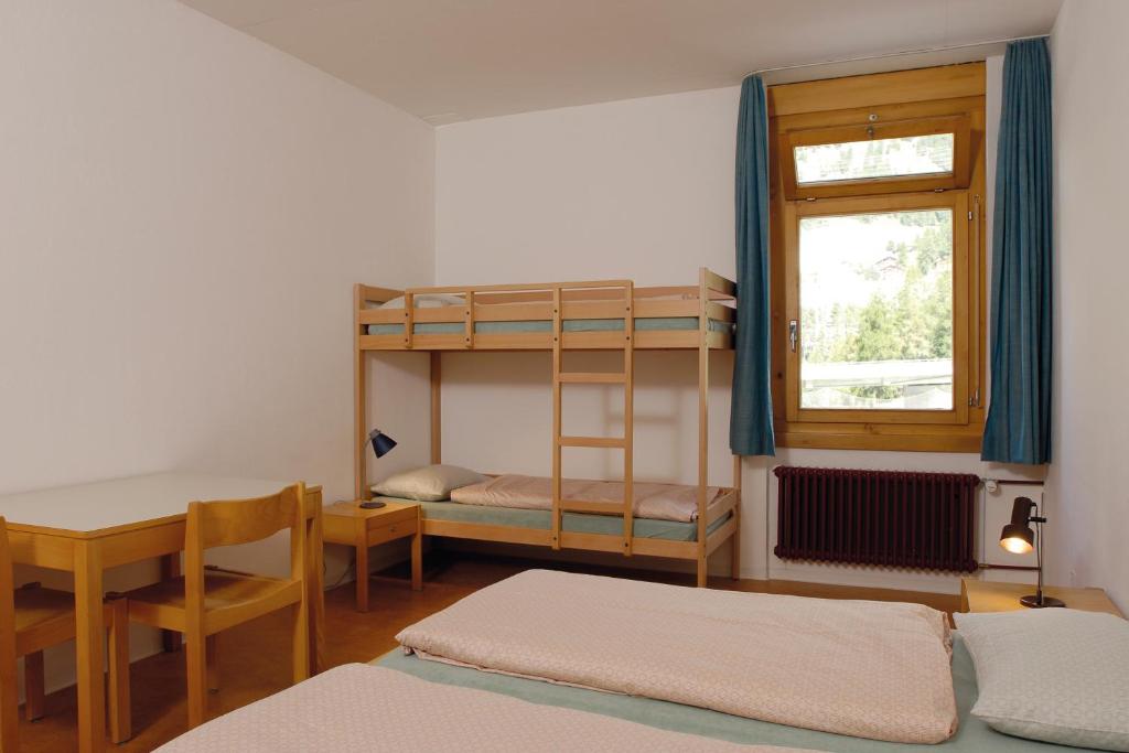 Postel nebo postele na pokoji v ubytování Pontresina Youth Hostel