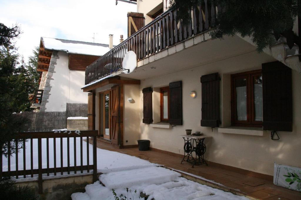 薩亞古斯的住宿－薩亞古斯閣樓公寓，前面的地面上积雪的房子