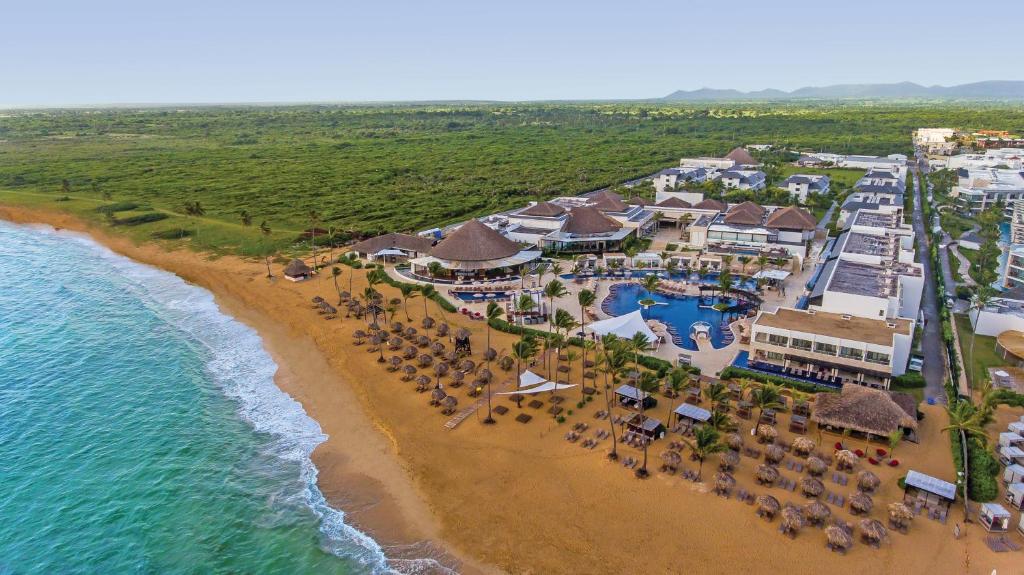 - une vue aérienne sur le complexe et la plage dans l'établissement Royalton CHIC Punta Cana, An Autograph Collection All-Inclusive Resort & Casino, Adults Only, à Punta Cana