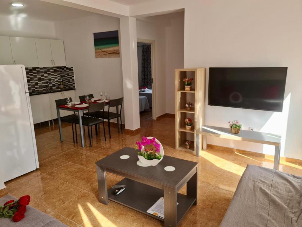 Franmay Apartments - 7 modern apartments near the beach & city, perfect for nomads, travellers, families, watersports! - Housity