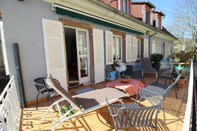 a patio with chairs and a table on a porch at Appartement chaleureux et cocooning à Barr - Escapade chez Valentine in Barr