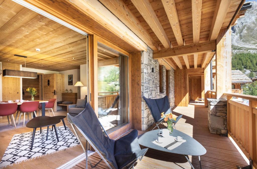 A seating area at Chalet Hôtelier LES EQUINOXES - VAL D'ISERE