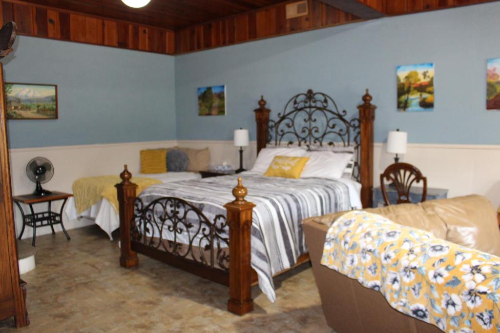 Postel nebo postele na pokoji v ubytování Live Oak B&B