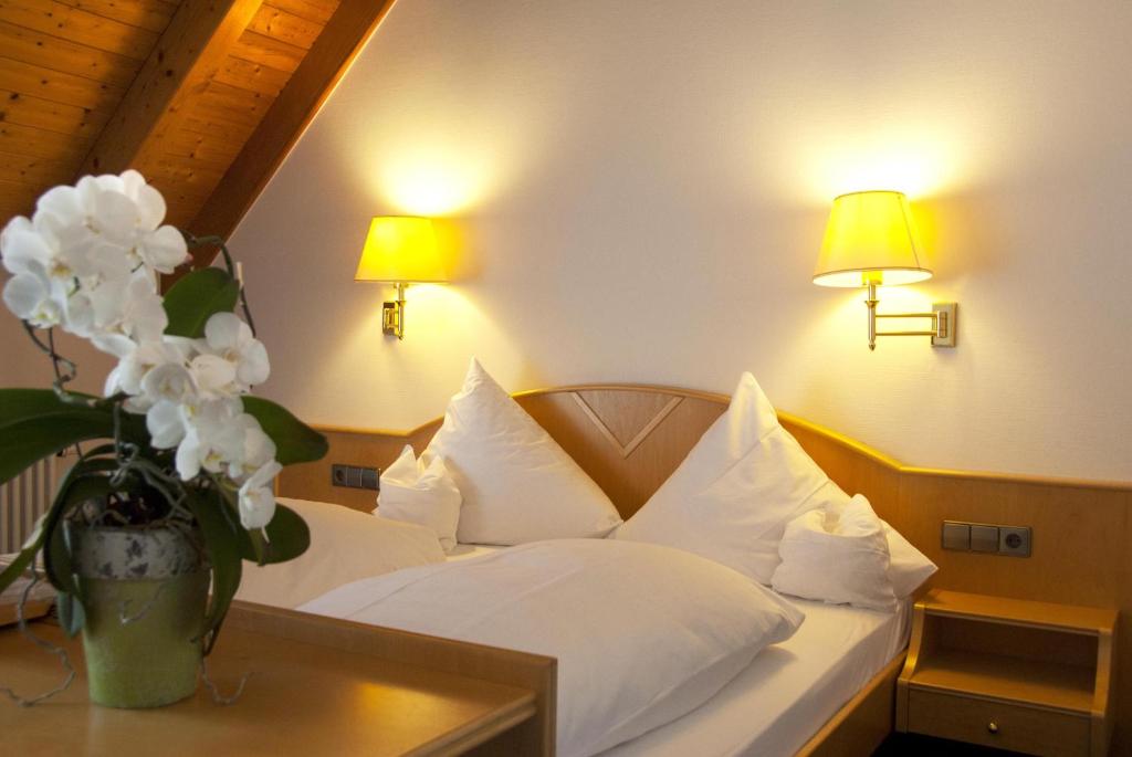 Postel nebo postele na pokoji v ubytování Hotel-Restaurant Hirsch