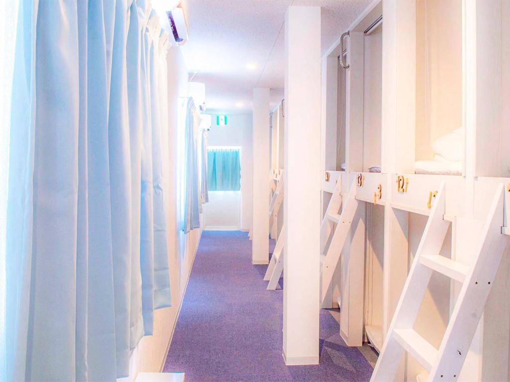 伊勢市にあるGuest House Isehutami - Vacation STAY 89326vの白い衣裳の長い廊下