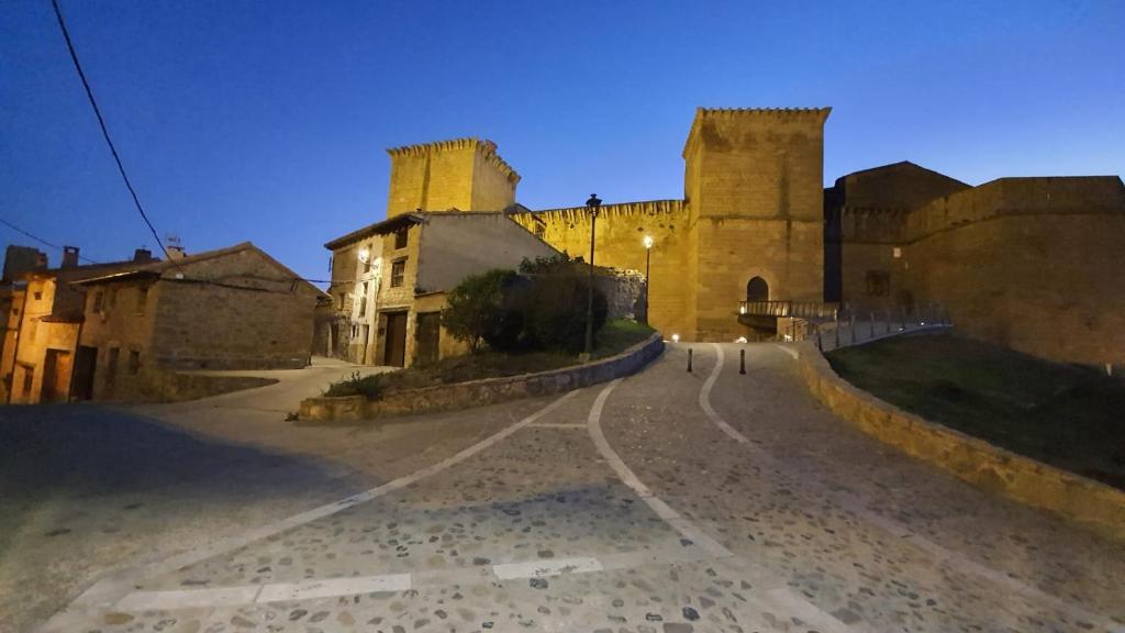 una calle vacía frente a un castillo en Casa Rural El Secreto del Castillo, en Mora de Rubielos