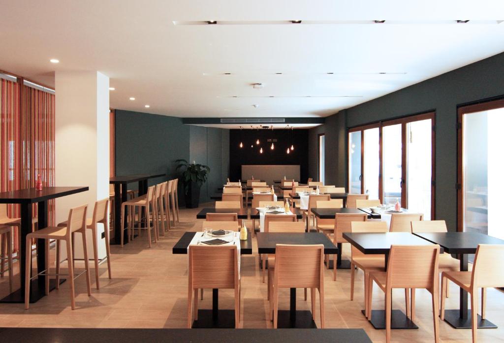 Restaurace v ubytování Hotel Raval de la Mar