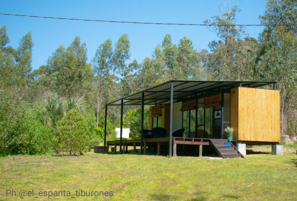 una casa con techo de cristal en un campo en Agua y Manto, en La Pedrera