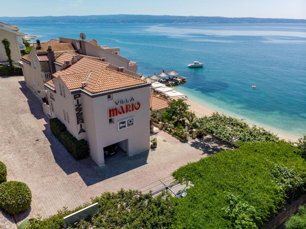 - une vue aérienne sur une villa sur une plage dans l'établissement Villa Mario, à Podstrana
