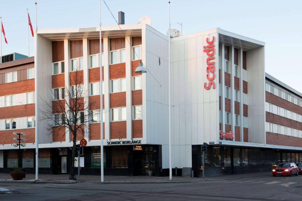 un bâtiment avec un panneau sur son côté dans l'établissement Scandic Borlänge, à Borlänge