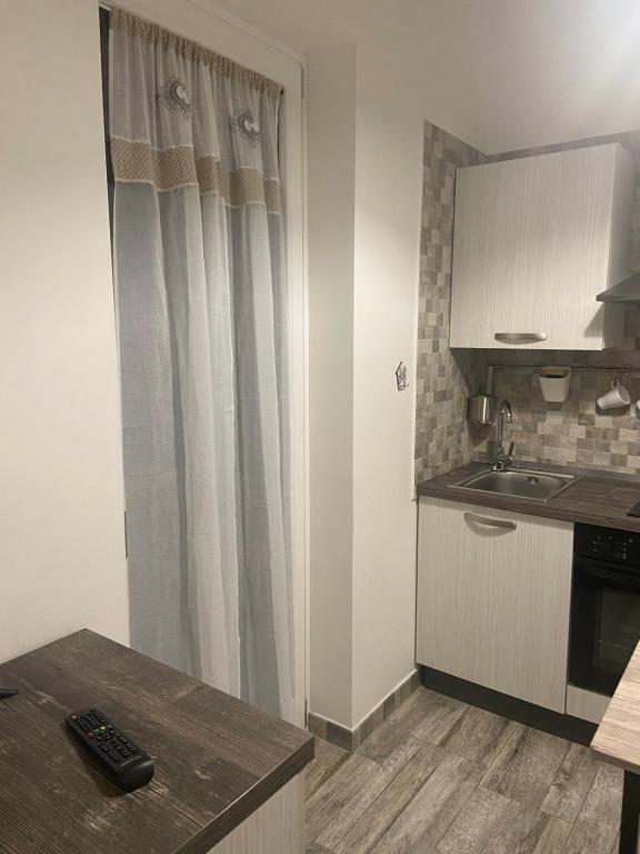 A kitchen or kitchenette at Room27