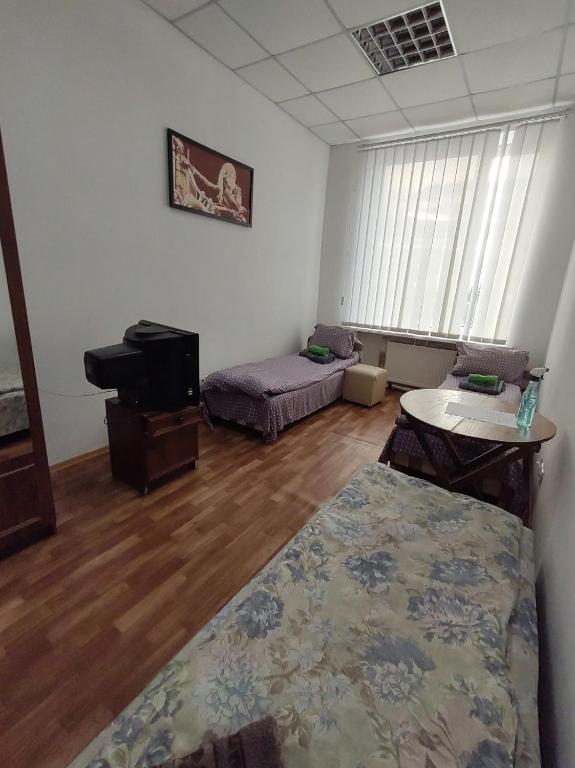 Отель Меридиан - Habitación Triple Con Inodoro Compartido