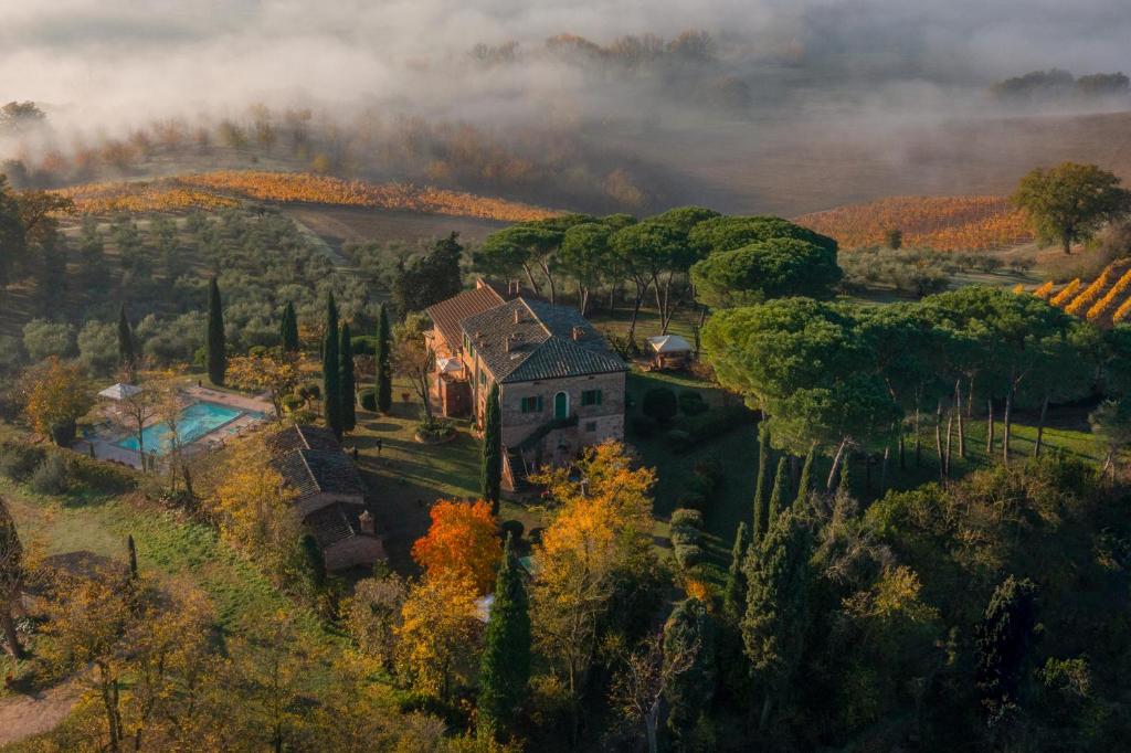 dom na wzgórzu na polu z drzewami w obiekcie Villa Cozzano w mieście Pozzuolo