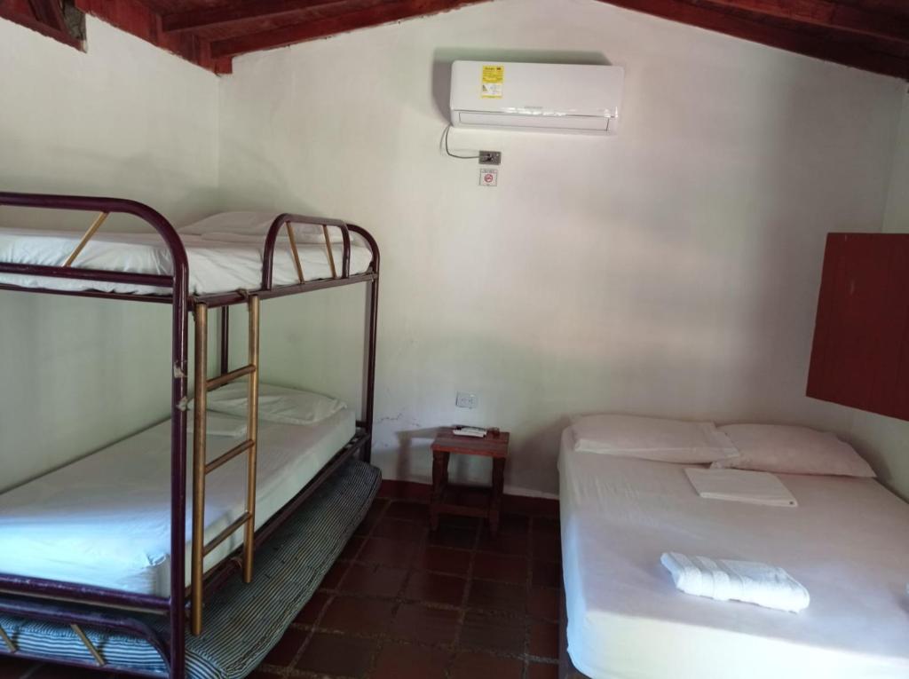 Postel nebo postele na pokoji v ubytování Las Cabanas de Pino Hostel