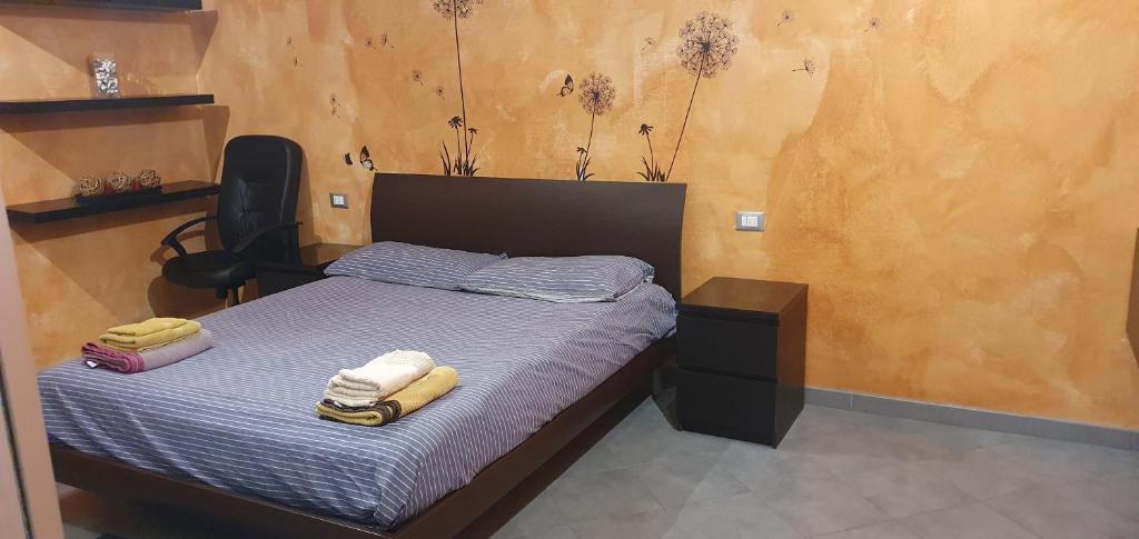 una camera da letto con un letto e asciugamani di Battisti House a Besozzo