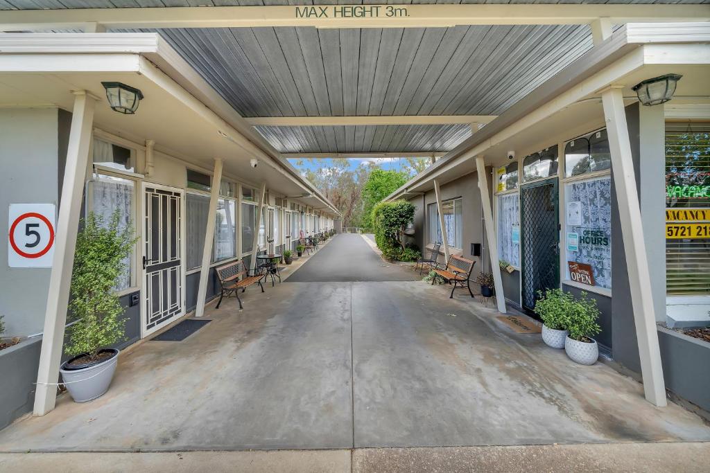 an empty hallway of a building with a covered walkway at Central Wangaratta Motel in Wangaratta