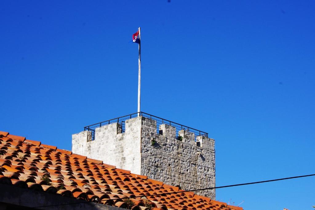 eine Flagge auf einem Turm auf einem Gebäude in der Unterkunft Apartment Biline Center in Korčula