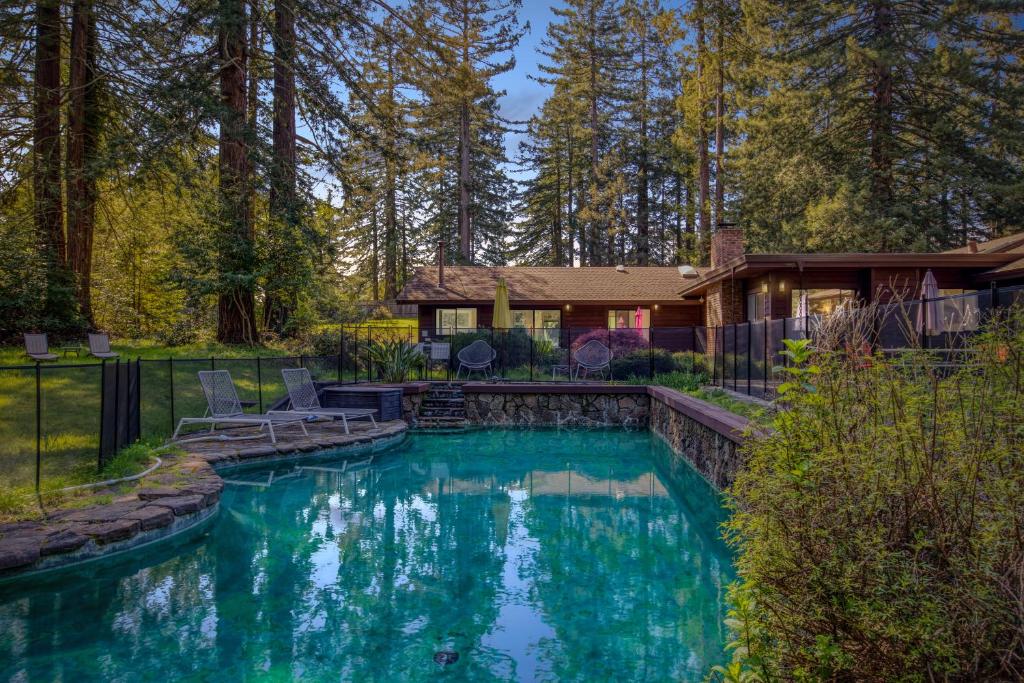 セバストポルにあるForest Ridge - Private Pool, Hot Tub, Yoga Room and Saunaの庭にスイミングプールがある家
