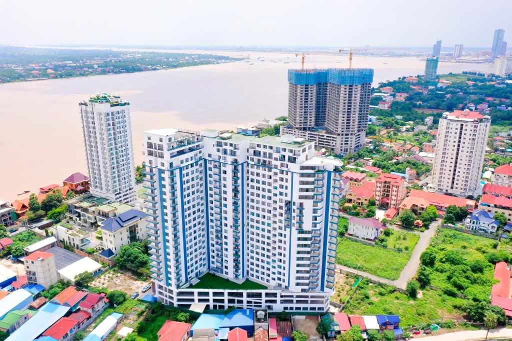 eine Luftansicht einer Stadt mit hohen Gebäuden in der Unterkunft MekongView 6 CondoTel in Phnom Penh