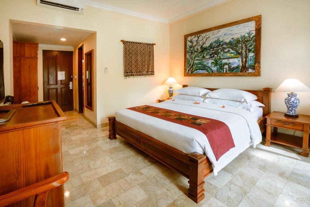Postel nebo postele na pokoji v ubytování Hotel Kumala Pantai