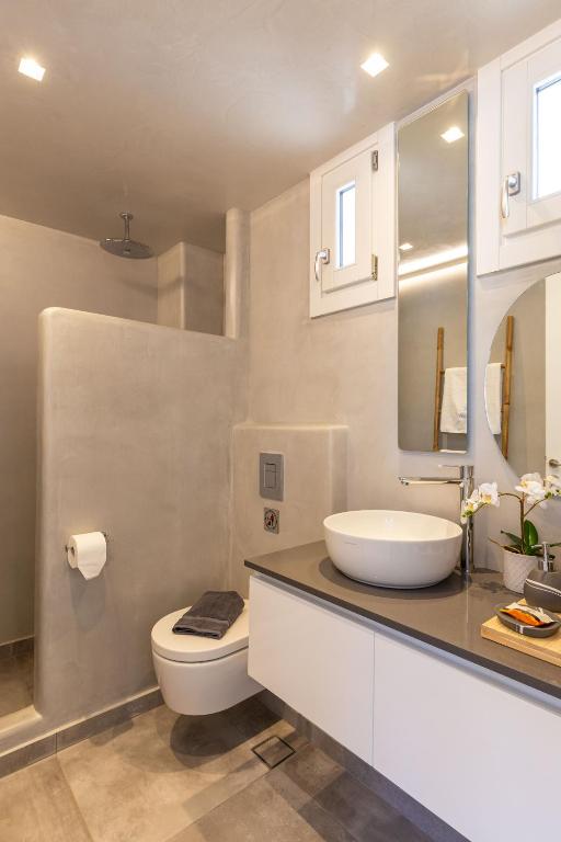 Kúpeľňa v ubytovaní Callisti Mykonos Town with pool view and Calypso upper floor with sea view