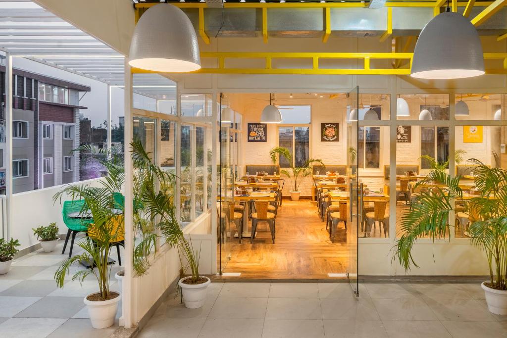 Nhà hàng/khu ăn uống khác tại Bedzzz Varanasi by Leisure Hotels, 1 Km from Dashwasamedh Ghat