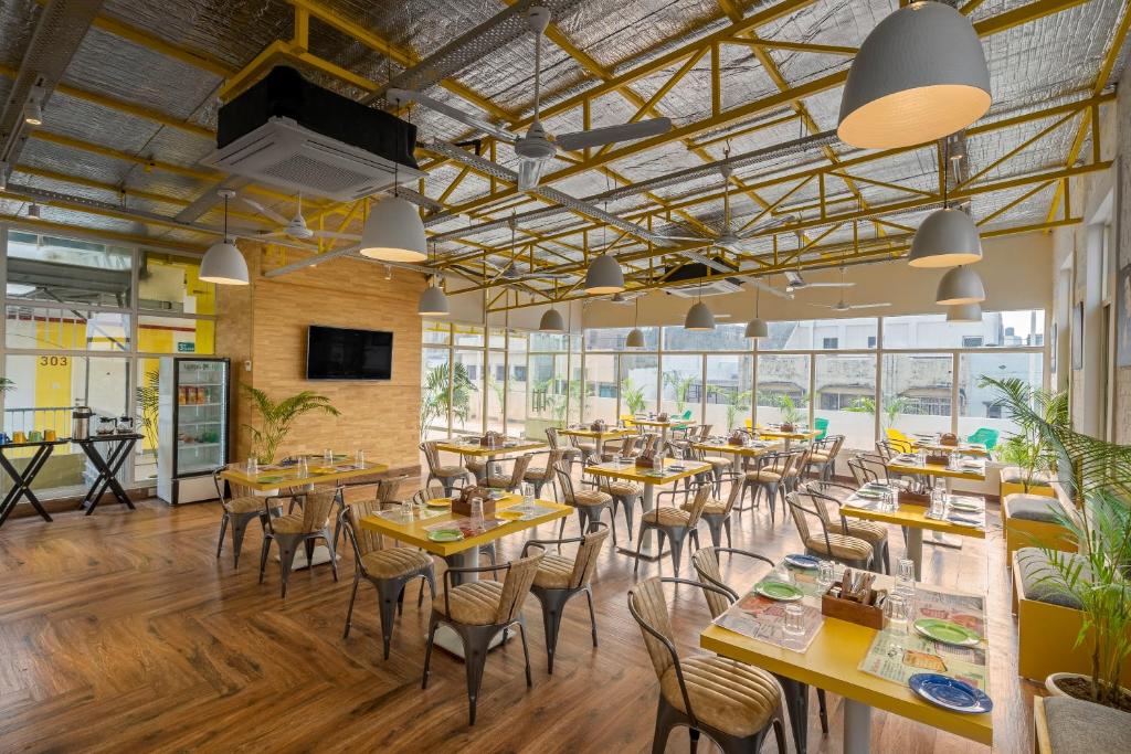 Restaurace v ubytování Bedzzz Varanasi by Leisure Hotels, 1 Km from Dashwasamedh Ghat