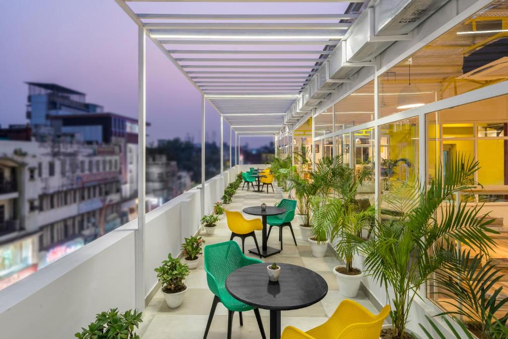 Balkón nebo terasa v ubytování Bedzzz Varanasi by Leisure Hotels, 1 Km from Dashwasamedh Ghat