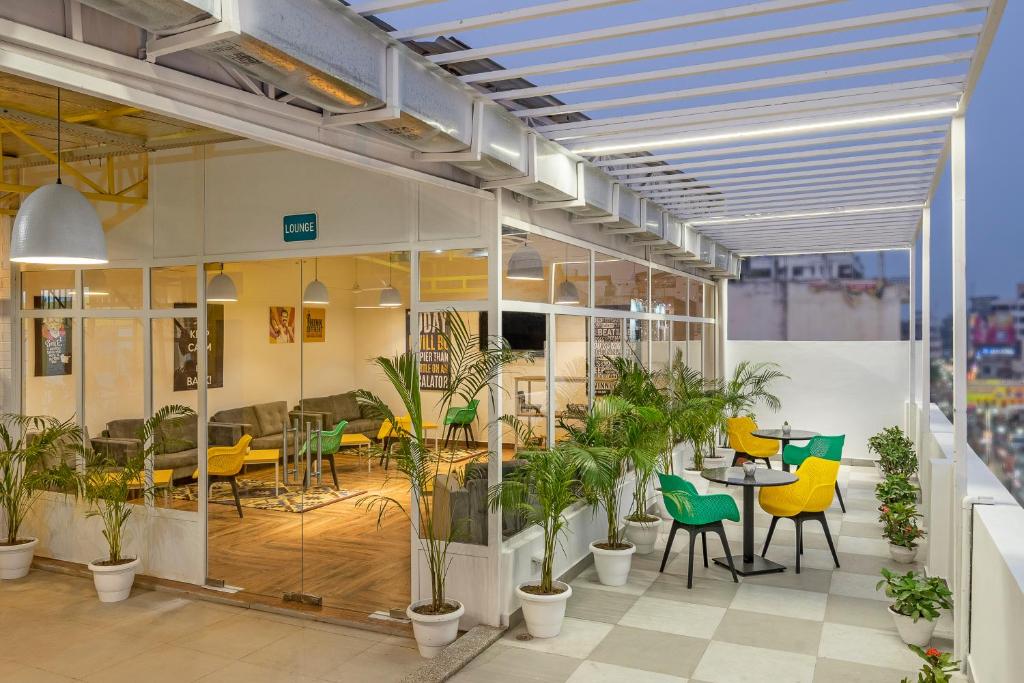 Restaurace v ubytování Bedzzz Varanasi by Leisure Hotels, 1 Km from Dashwasamedh Ghat