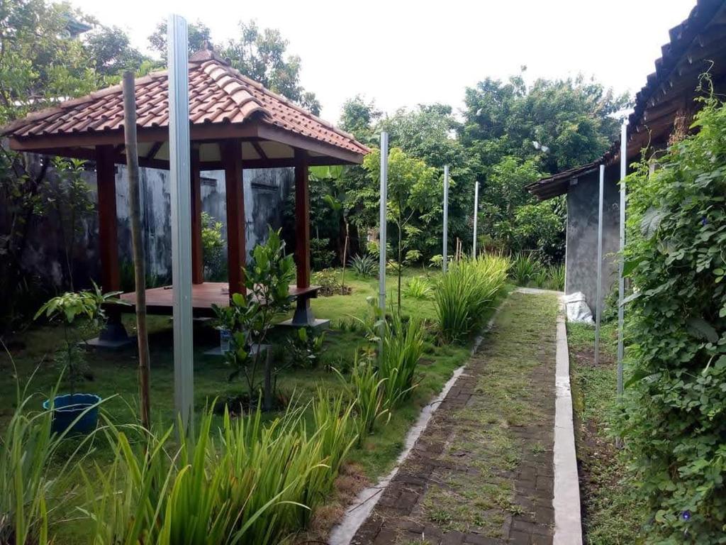 een prieel midden in een tuin bij Pendopo Kayuwanan Homestay Syariah in Yogyakarta