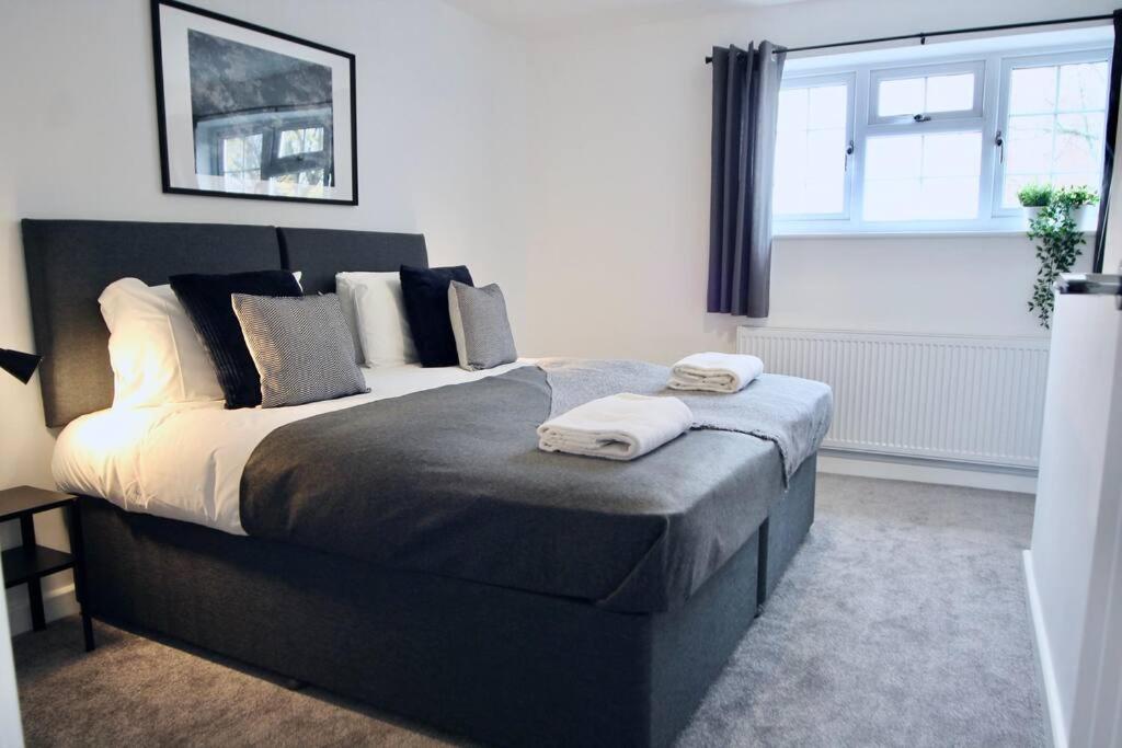 ein Schlafzimmer mit einem großen Bett mit zwei Handtüchern darauf in der Unterkunft Fotheringhay House By Horizon Stays in Darlington